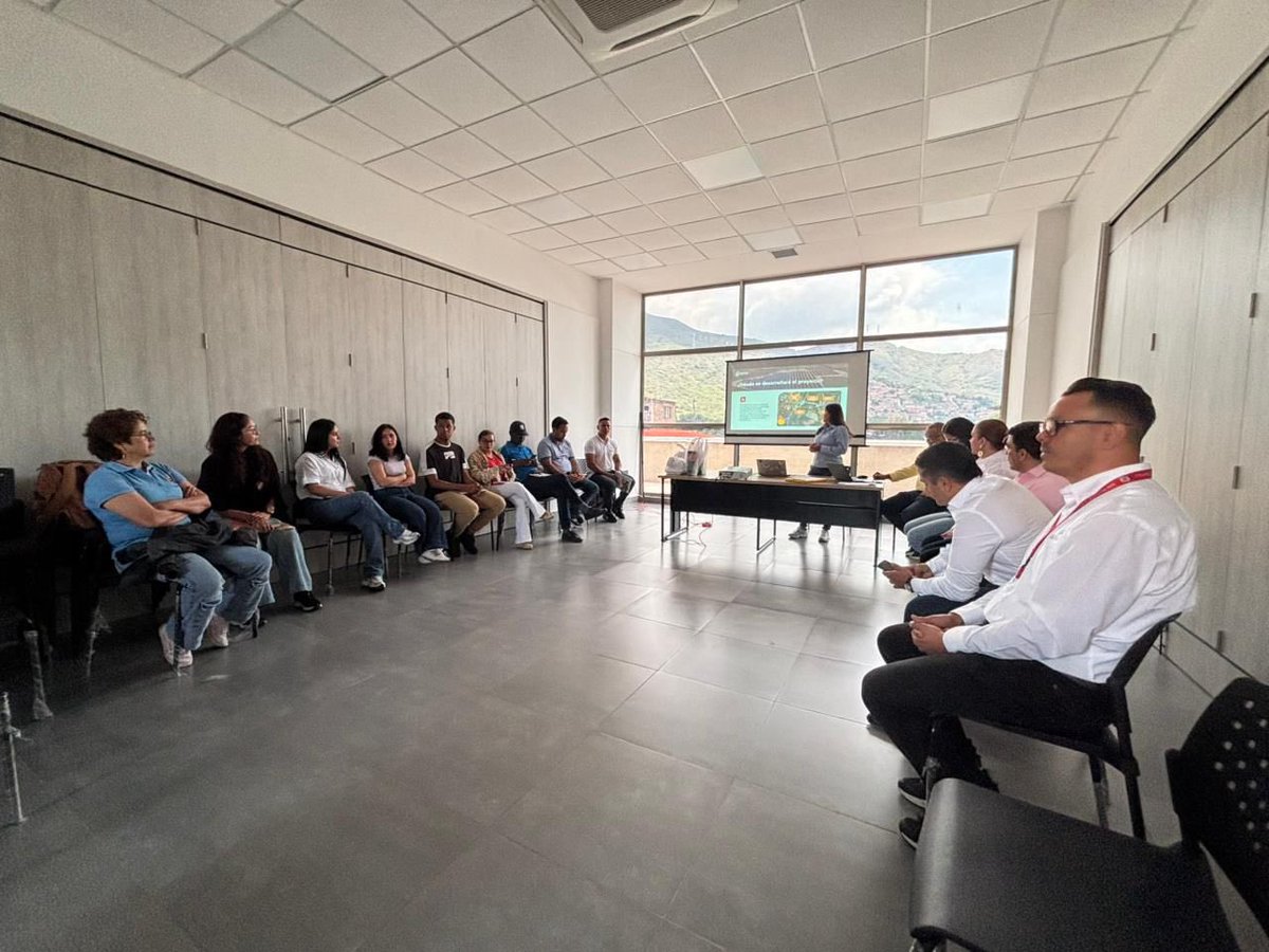 EMCALIoficial's tweet photo. Socializamos, junto a la Alcaldía de Yumbo, la Oficina de Etnias y el Consorcio GI, el inicio de la primera fase del Parque Solar Mulaló, el más grande del suroccidente colombiano y el sexto más grande del país.⚡#EMCALISolarYSostenible https://t.co/aRmgZ44agG