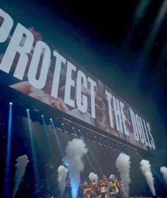 “I wrote “Protect the Dolls” over the big screen and put a trans woman front and center. And fuck you if you hate that.” y esa es Young Miko, que sabe lo que su representación y su voz significan, mucho orgullo de ser fan ❤️