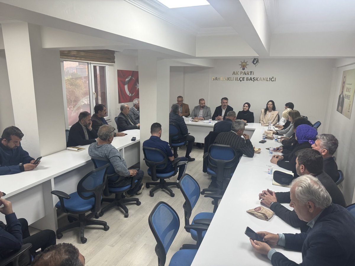 İlçe binamızda, kıymetli yönetim kurulu üyelerimizin katılımıyla haftalık olağan yönetim kurulu toplantımızı gerçekleştirdik.
Bayraklı’mız için yürüttüğümüz çalışmaları detaylandırıp, önümüzdeki süreçte hayata geçireceğimiz planlarımızı istişare ettik. Birlik ve beraberlik