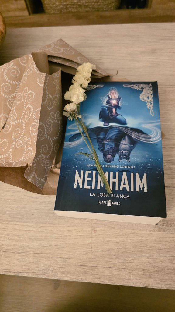 elsantofrikal's tweet photo. Uy uy uy lo que me acaba de regalar mi mujer. El último libro de una de mis sagas favoritas de fantasía, @Neimhaim de @as_loren. Tengo unas ganas locas de empezar a leerlo. GRACIAS MI AMOR 😍 https://t.co/jYTvurMvpP