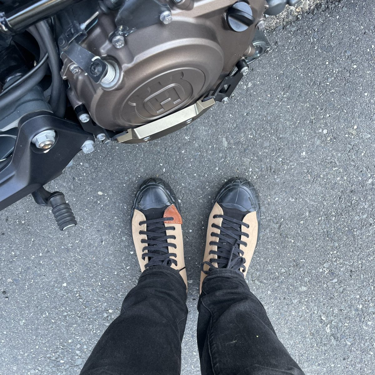 kentaroyamamoto's tweet image. パラディウムのスニーカーに革パッチ当ててバイク用にアップデート。

#palladium
#husqvarna