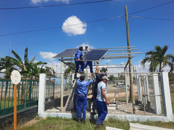 Isnail76's tweet photo. Ya son 9 los gabinetes de telefonia fija que han sido beneficiados hasta el momento con energías renovables en #Artemisa. Una solución a tono con la política del país y que sin lugar a dudas mejora la calidad del servicio en las zonas instaladas.  #ArtemisaJuntosSomosMás https://t.co/B03it5KYR2