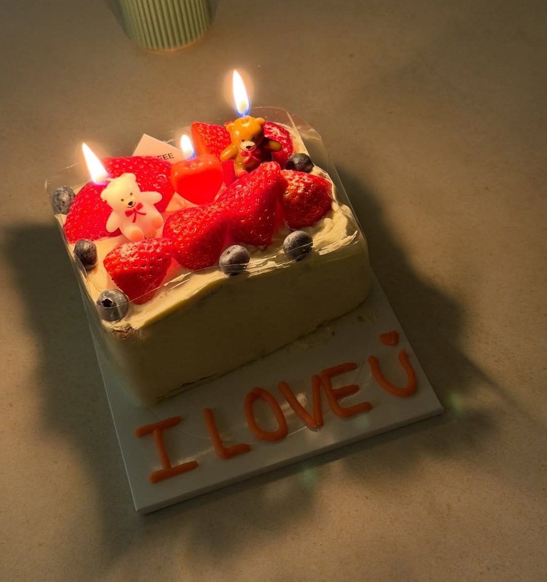 A irmã do Hobi comemorou 5 anos de casamento e escreveu mais ou menos assim um pedido:
"No aniversário do ano que vem, por favor, inclua um "mini-me" para a nossa família" 
Que ela realize o sonho de ser mãe logo 🥹❤️
