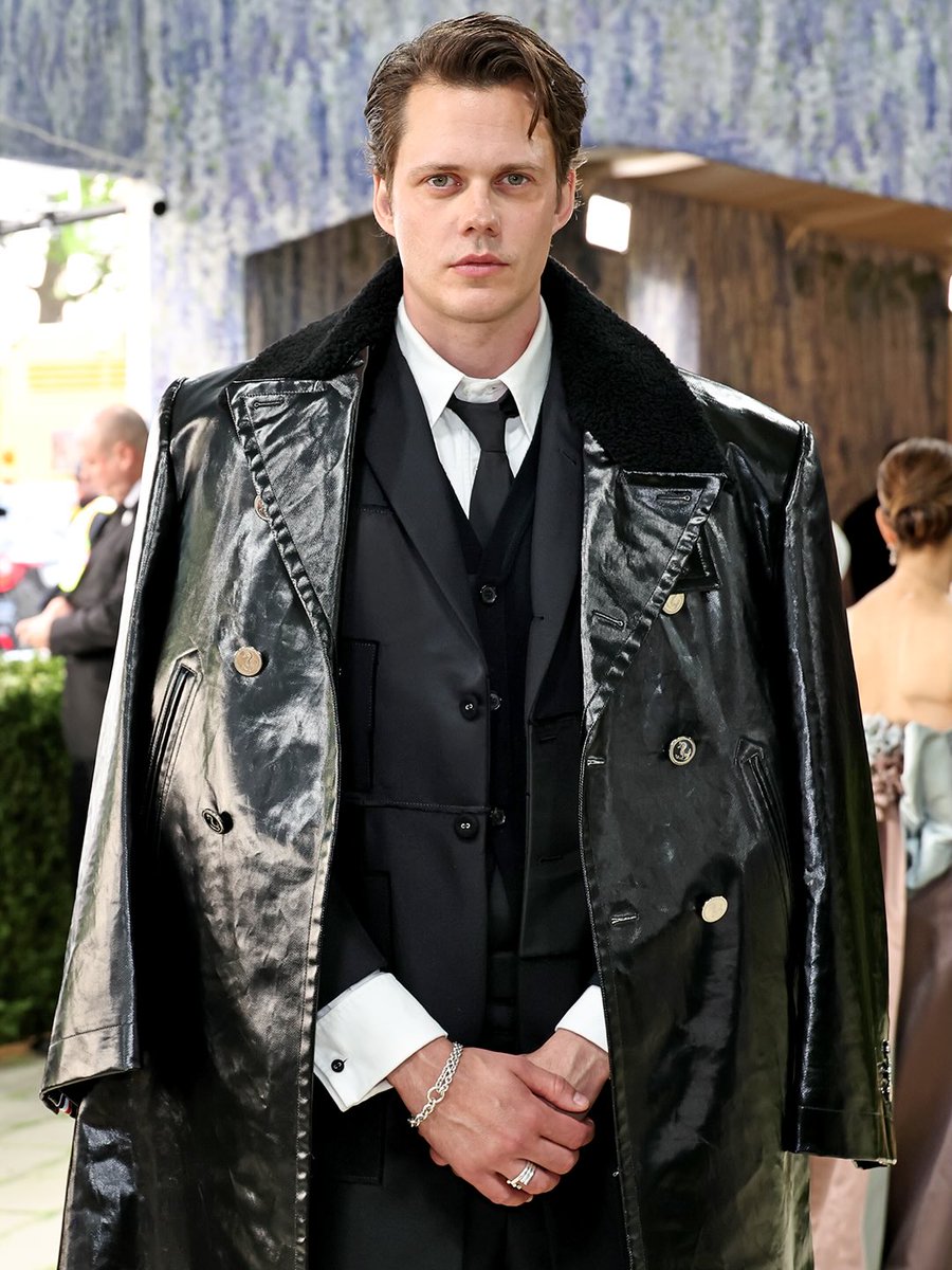 angelskarsgard's tweet photo. Bill Skarsgård no Met Gala 2026! 🖤 https://t.co/J7krC7Efys