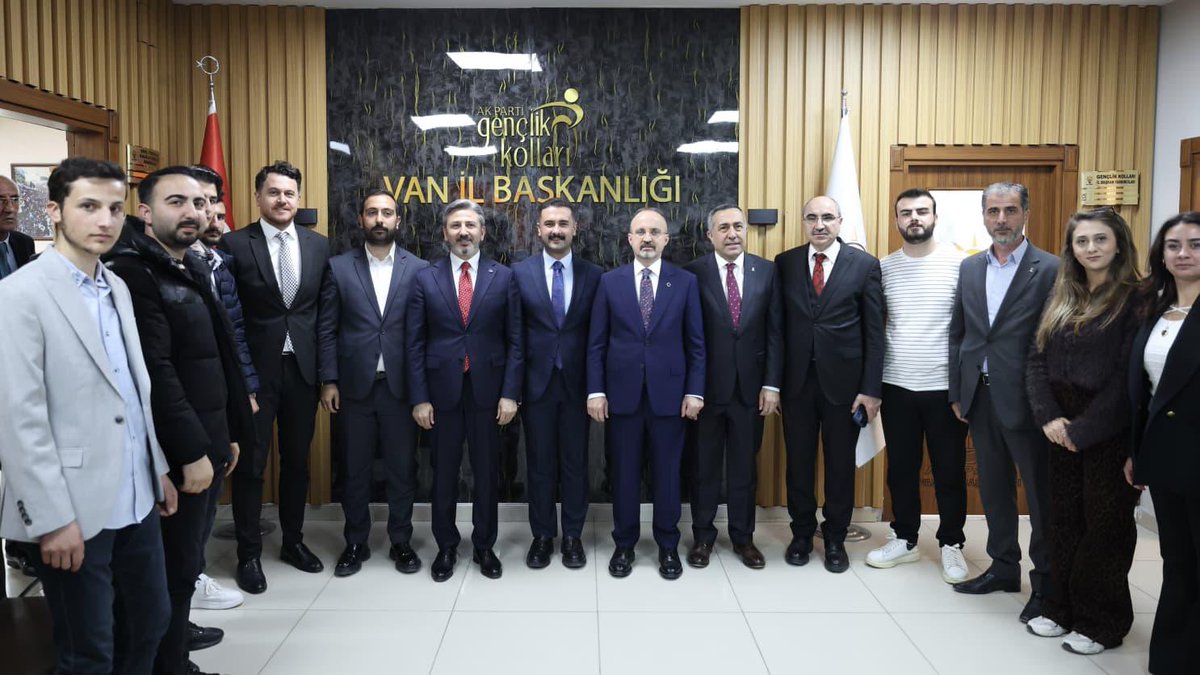 akgenclikvann's tweet photo. İçişleri Bakan Yardımcımız Sn. Bülent Turan’ı; İl Başkanımız Sn. Burak Gültepe ve teşkilatımız ile birlikte İl Başkanlığımızda ağırladık.

Teşkilat çalışmalarımız, şehrimizin ihtiyaçları ve devam eden projeler üzerine verimli istişarelerde bulunduğumuz bu kıymetli ziyaretleri için Sayın Bakan Yardımcımıza teşekkür ediyor, çalışmalarında başarılar diliyoruz.

@turanbulent @avyusufibis @osmannazlier @SamedTercan @gultepeburak