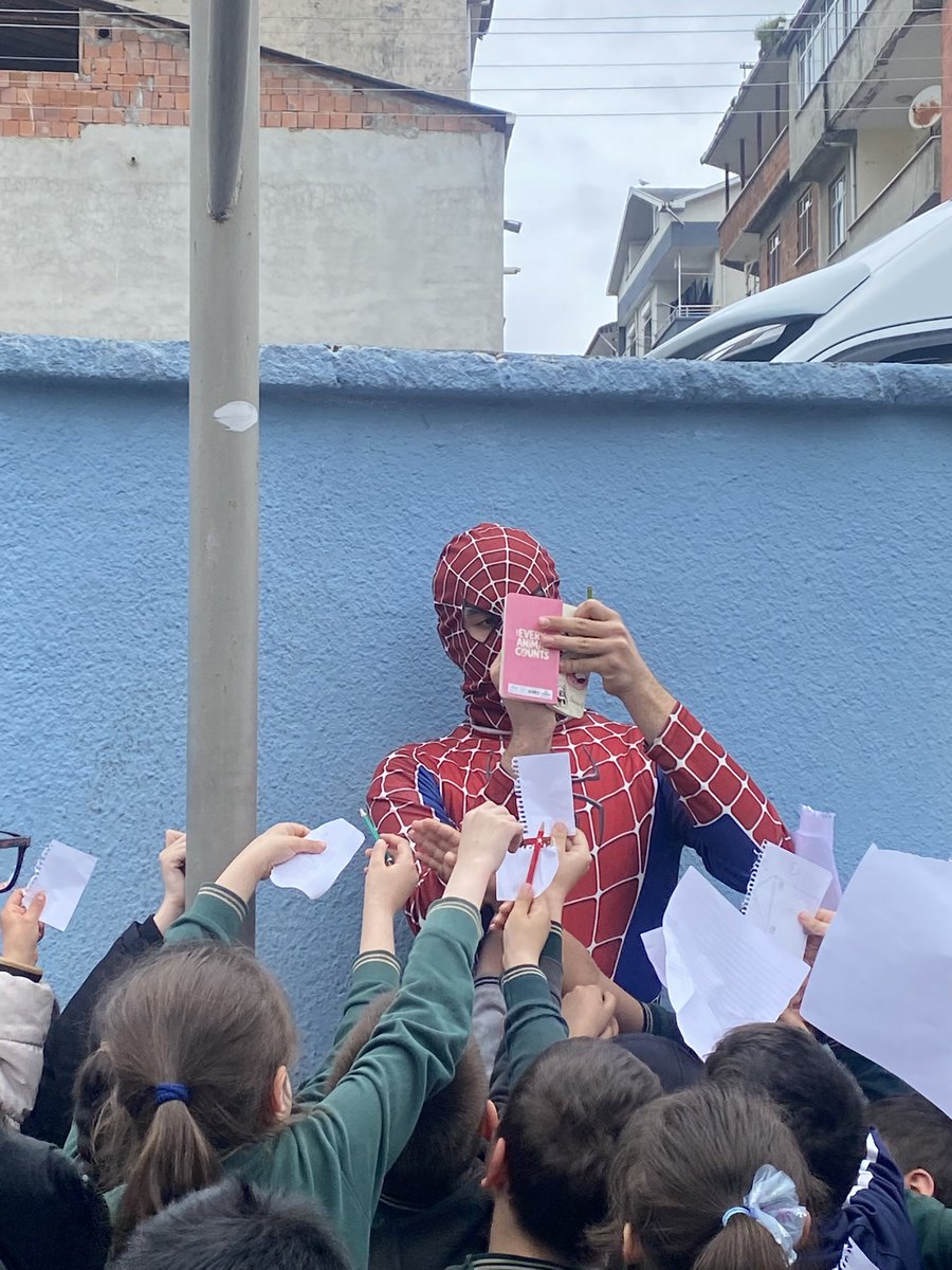 iremguren's tweet photo. Spider-Man imza gününde https://t.co/wZOEhrEsw5