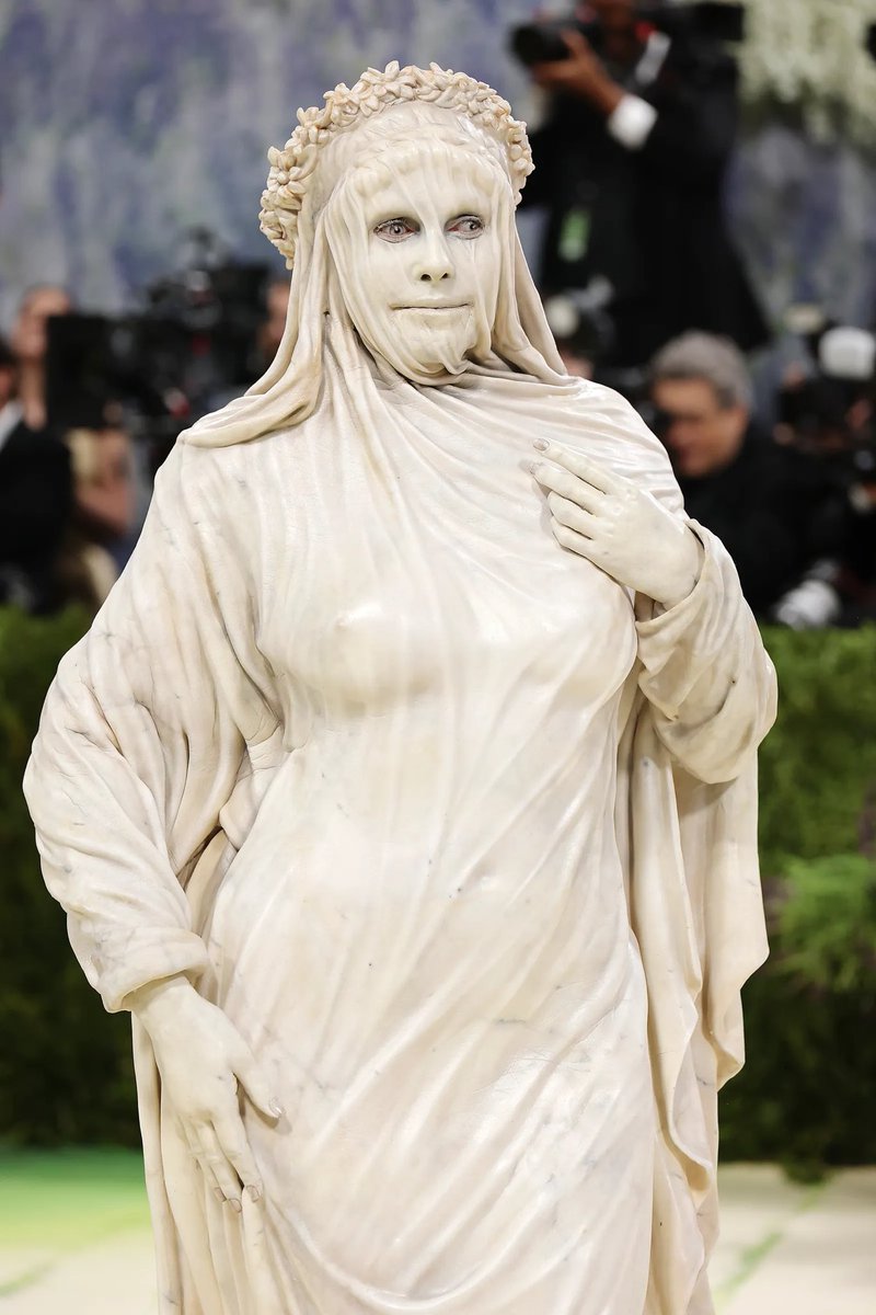 Looks que tienen la misma vibra de no ser looks para la Met pero al mismo tiempo son extremos opuestos del arte, lo artesanal y el hiperrealismo, pero como salen de nuestra concepción de estética no lo sentimos así. (Ahora de ahí que gusten es diferente)