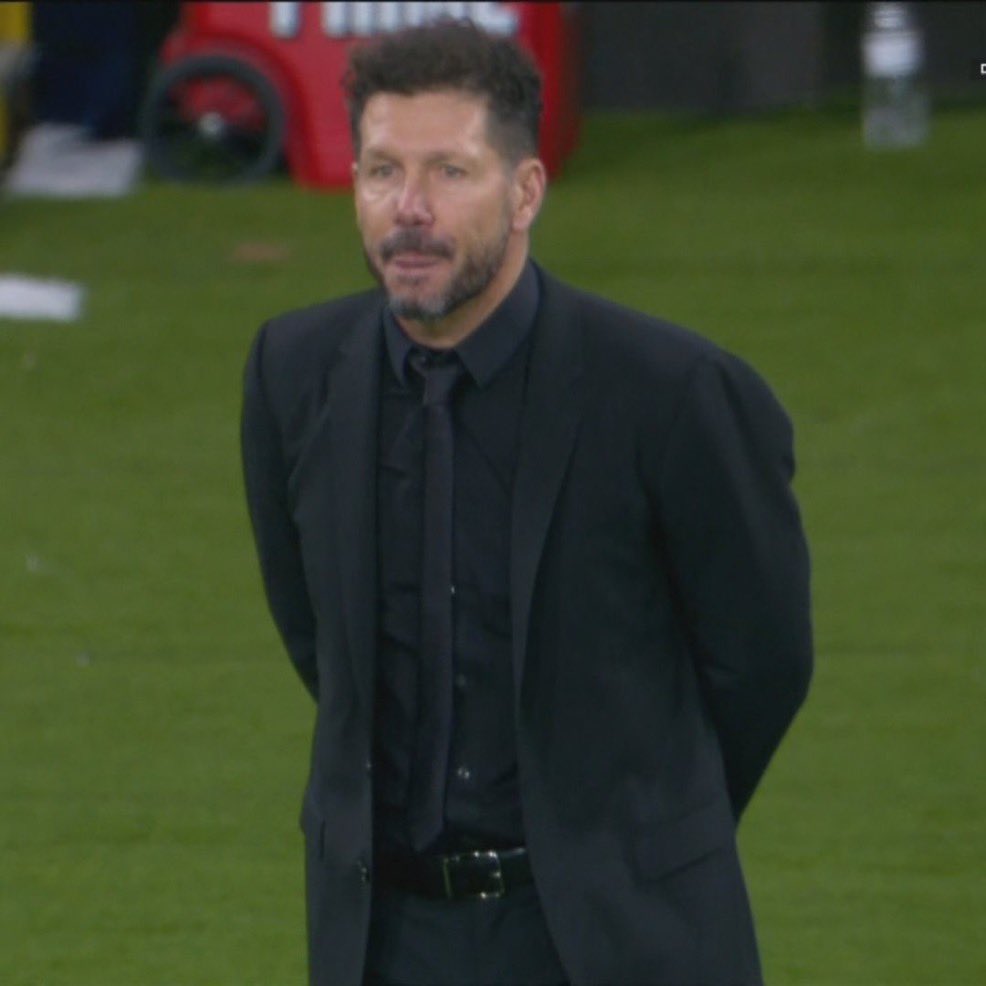 AMARILLA AL CHOLO SIMEONE 🟨

El árbitro ha sido claro : no se puede tener ese pelo en pleno 2026