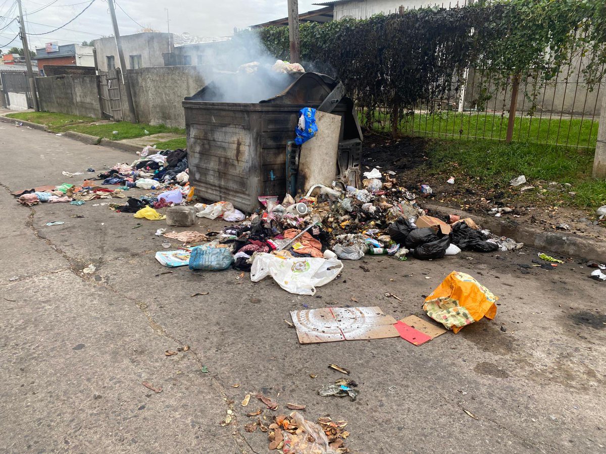 nawwalberro's tweet photo. Hola @montevideoIM @Mario_Bergara @chiara_fioretto  vengo a la casa de mi abuela y hace mas de 7 Dias tiene la volqueta de la puerta de su casa asi, y no solo totalmente desbordada si no que a nada de prenderse fuego todo. 
10 años haciendo reclamos y no hacen nada. https://t.co/PXjh4oroIR