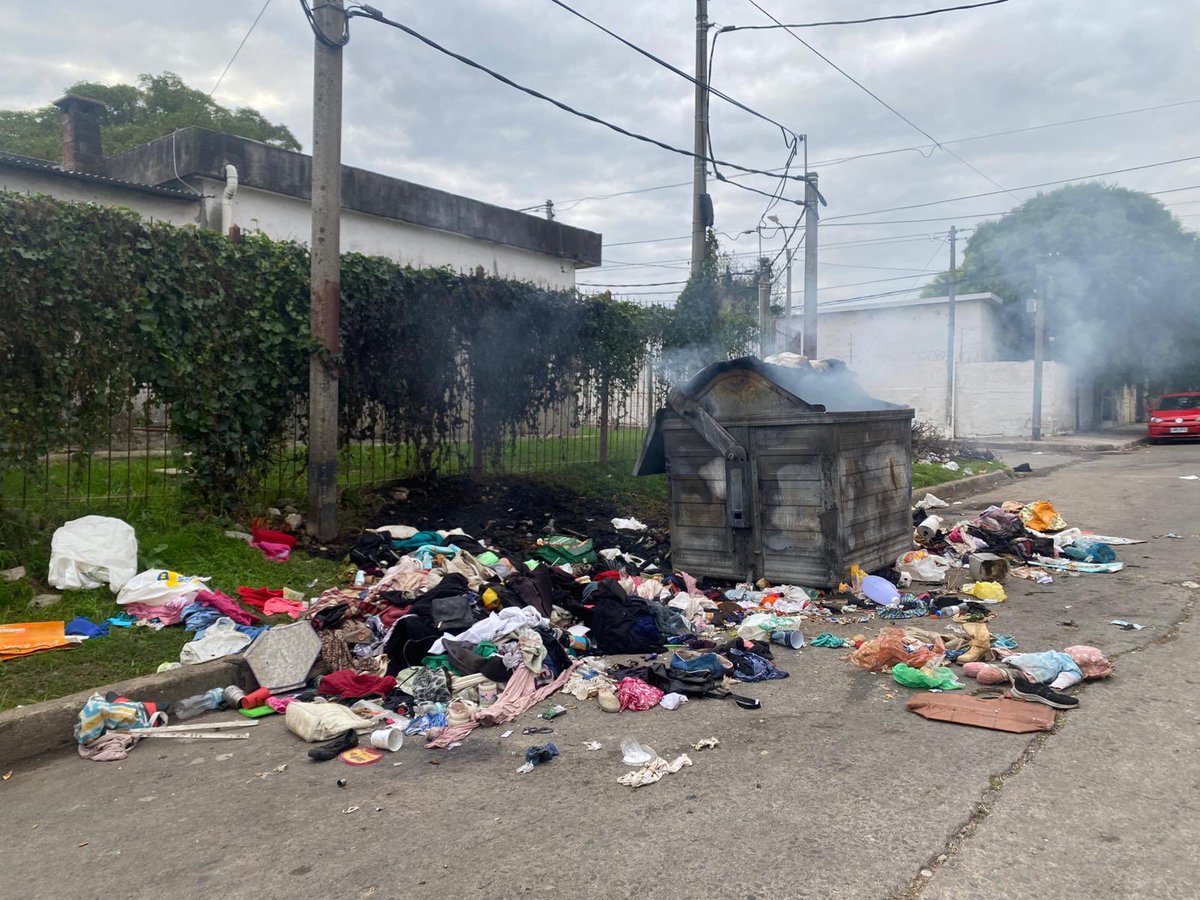 nawwalberro's tweet photo. Hola @montevideoIM @Mario_Bergara @chiara_fioretto  vengo a la casa de mi abuela y hace mas de 7 Dias tiene la volqueta de la puerta de su casa asi, y no solo totalmente desbordada si no que a nada de prenderse fuego todo. 
10 años haciendo reclamos y no hacen nada. https://t.co/PXjh4oroIR