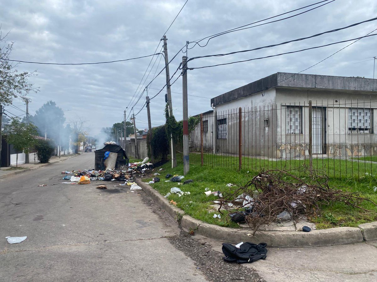 nawwalberro's tweet photo. Hola @montevideoIM @Mario_Bergara @chiara_fioretto  vengo a la casa de mi abuela y hace mas de 7 Dias tiene la volqueta de la puerta de su casa asi, y no solo totalmente desbordada si no que a nada de prenderse fuego todo. 
10 años haciendo reclamos y no hacen nada. https://t.co/PXjh4oroIR