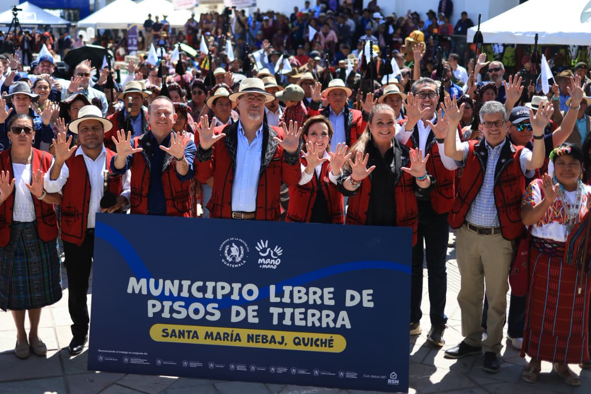 MineducGT's tweet photo. ✨ Avanzar juntos también es mejorar las condiciones para aprender.

La ministra @chatagira acompañó al presidente @BArevalodeLeon en Santa María Nebaj, Quiché, donde se declaró al municipio libre de pisos de tierra, un logro que convierte al área Ixil en el primero en alcanzar esta meta.

En el marco de la iniciativa #ManoAManoGT el #Mineduc impulsa acciones como centros de estímulo infantil temprano, espacios de recreación y remozamiento de escuelas.

Compromisos que se traducen en mejores entornos para crecer, aprender y vivir con dignidad. 📚
