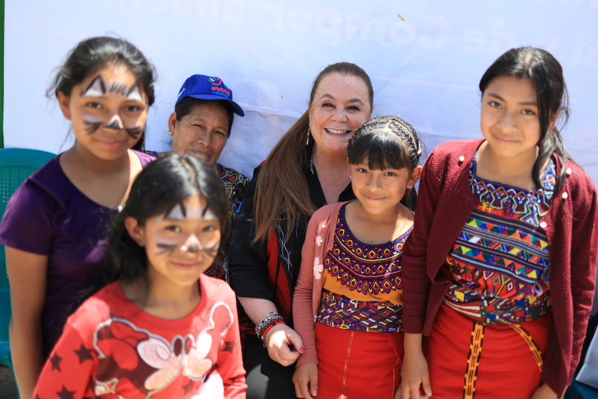 MineducGT's tweet photo. ✨ Avanzar juntos también es mejorar las condiciones para aprender.

La ministra @chatagira acompañó al presidente @BArevalodeLeon en Santa María Nebaj, Quiché, donde se declaró al municipio libre de pisos de tierra, un logro que convierte al área Ixil en el primero en alcanzar esta meta.

En el marco de la iniciativa #ManoAManoGT el #Mineduc impulsa acciones como centros de estímulo infantil temprano, espacios de recreación y remozamiento de escuelas.

Compromisos que se traducen en mejores entornos para crecer, aprender y vivir con dignidad. 📚