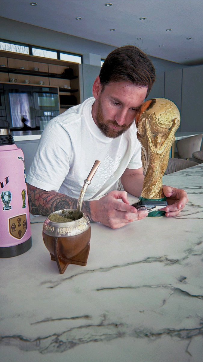 Messi.
La copa.
El mate.

Todo perfecto en esta foto.