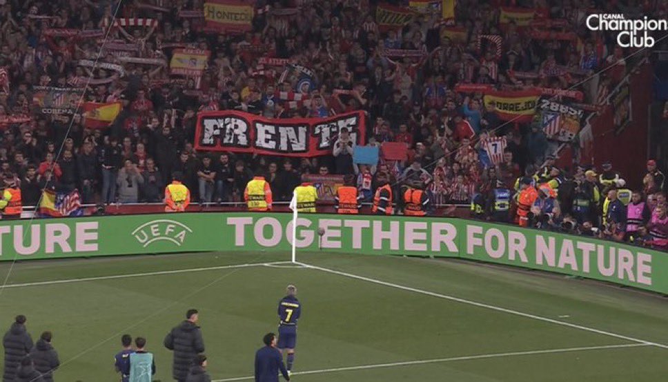 Footballogue's tweet photo. Cette image déchirante de Griezmann qui vient applaudir les supporters pour la dernière fois en Ligue des Champions 🥺🥺 https://t.co/qaJSXGSNCK