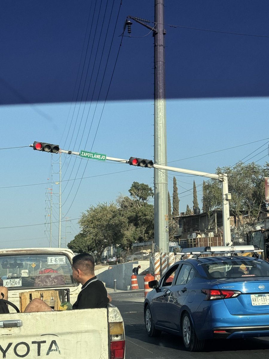 990912MM's tweet photo. Oooooootra vez los semáforos de av Zapotlanejo y periférico oriente en pésima sincronización 😡 @AgenciaAMIM , luz verde ni 20 segundos dura https://t.co/lpP47rF1FT