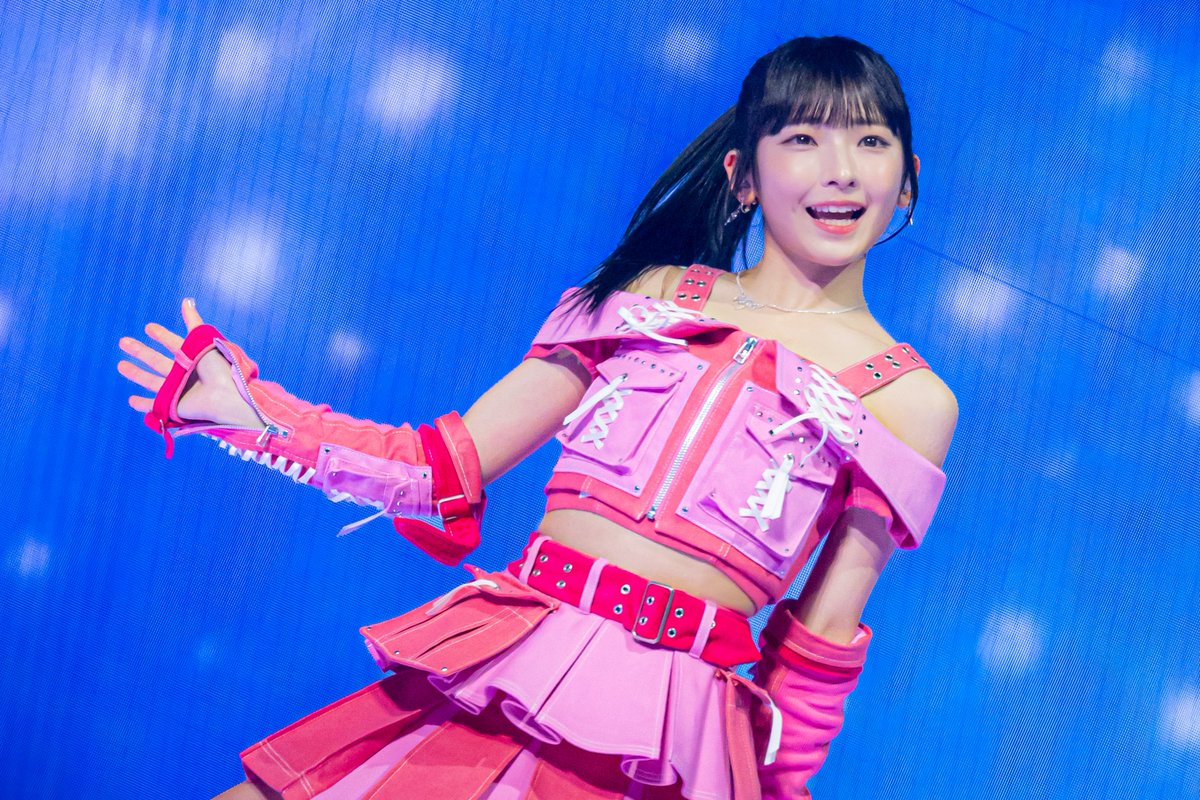 しおりん新衣装！ 新衣装、手の部分こうなってるんだ… #永田詩央里