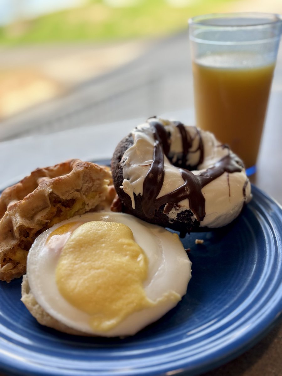 UNHDining's tweet photo. Breakfast for dinner at Philbrook Hall TONIGHT, (Reading Day) Tuesday 5/5! 🐾🍳
Stop by anytime between 4:30–9pm to enjoy donuts, eggs benedict, hash browns, cheddar scallion egg bites, and more.
Special of the night: a Chicken &amp; Waffle bar you won’t want to miss 🧇🍗✨ https://t.co/Ujo4YKn0lJ