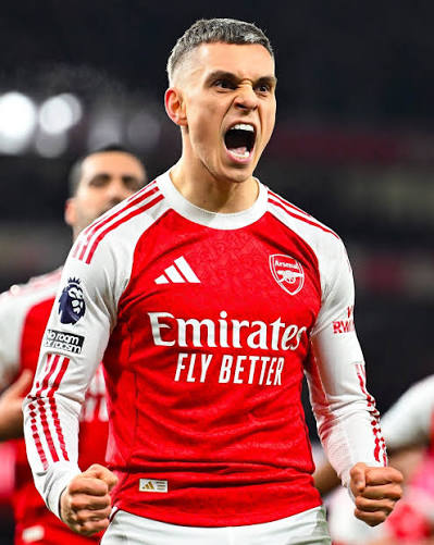 ¡Trossard, CRACK!💪
Los reflectores sobre Saka y Gyokeres, pero lo que juega este tipo es descomunal. Aquí y allá. Desborda, gambetea, remata, se tira al piso para marcar atrás...

Tipos como este, siempre en mi equipo. 😱