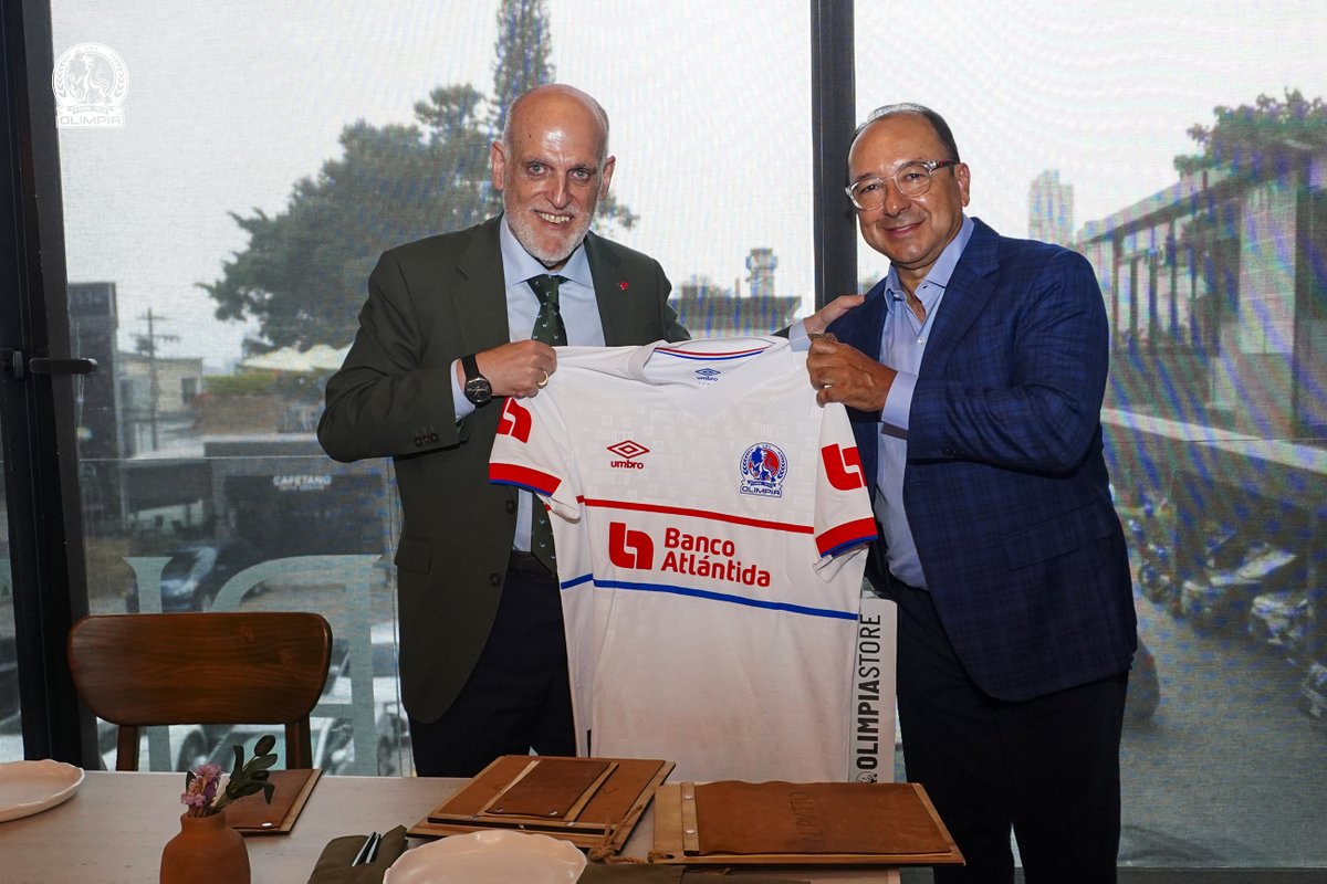 CDOlimpia's tweet photo. Javier Tebas, Presidente de @LaLiga, recibió con mucha alegría la camiseta más hermosa de Honduras, la del Rey de Copas. 🦁👕 https://t.co/9WWo5Ed5OD