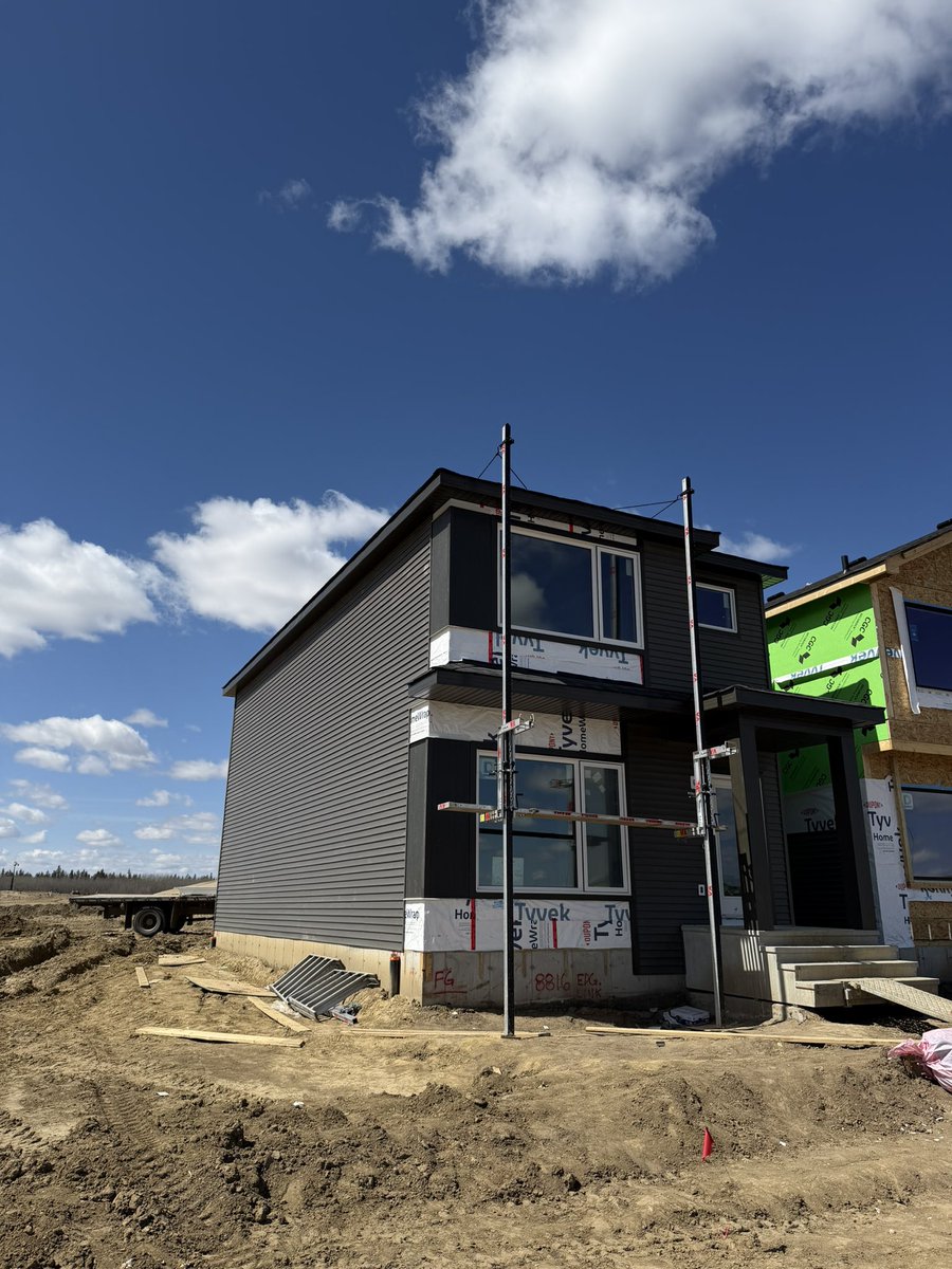 bildedmonton's tweet photo. Our second spot of the day was at @Brookfield’s new southwest community, Edgemont.
 We were joined by @CantiroHomesYEG’s Nicole Paterson, @CityofEdmonton representative Keith McMillan, Daytona’s site supervisor Mike Giese, and @QualicoYEG’s Iris Narvaez. 
Their new construction on Lessard Road included a variety of different housing types and the interaction with nearby commercial developments, where we saw Shawn B. doing awesome work with siding, paying close attention to on-site protocols, and getting each project done efficiently and safely.  
Congratulations to Shawn, who won a $375 gift card to The Home Depot!  #ConstructionSafetyWeek #BILDEdmontonMetro