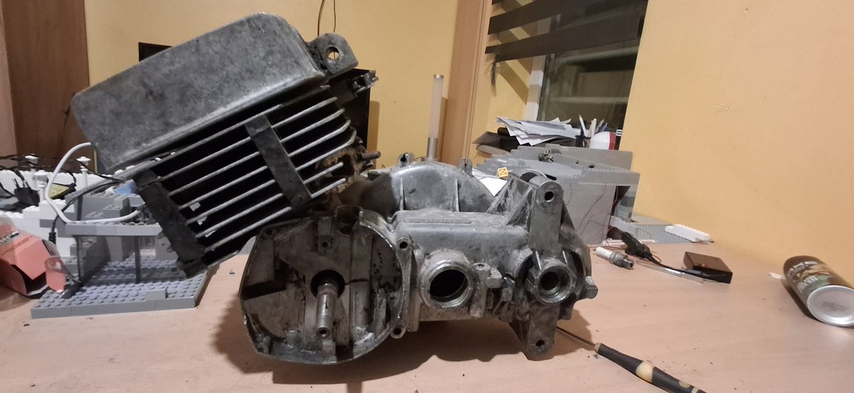 derusus1989's tweet photo. Ich hasse Motoren neu zu setzen! 
Ist ein Zündapp ZR 20 Motor, 2 Gangschaltung. 
Hätte jemand vielleicht 20€ auf PayPal? 
Müsste neue Kugellager kaufen. 
#mofa #Bergsteigerzündapp #schwalbekr51 #simsons51 #simsonschwalbe #garellimofa #italy https://t.co/4Cx9yrjy3Z