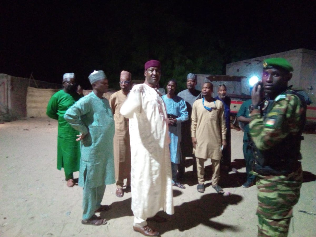 PnudNiger's tweet photo. 🌟 La ville de #Diffa s’illumine grâce aux lampadaires solaires mis à disposition par le PNUD et ses partenaires. Plus de sécurité pour les populations et un nouvel élan pour l’économie locale. ☀️🤝 https://t.co/sRmcXAey1t https://t.co/M32eNEFbBt