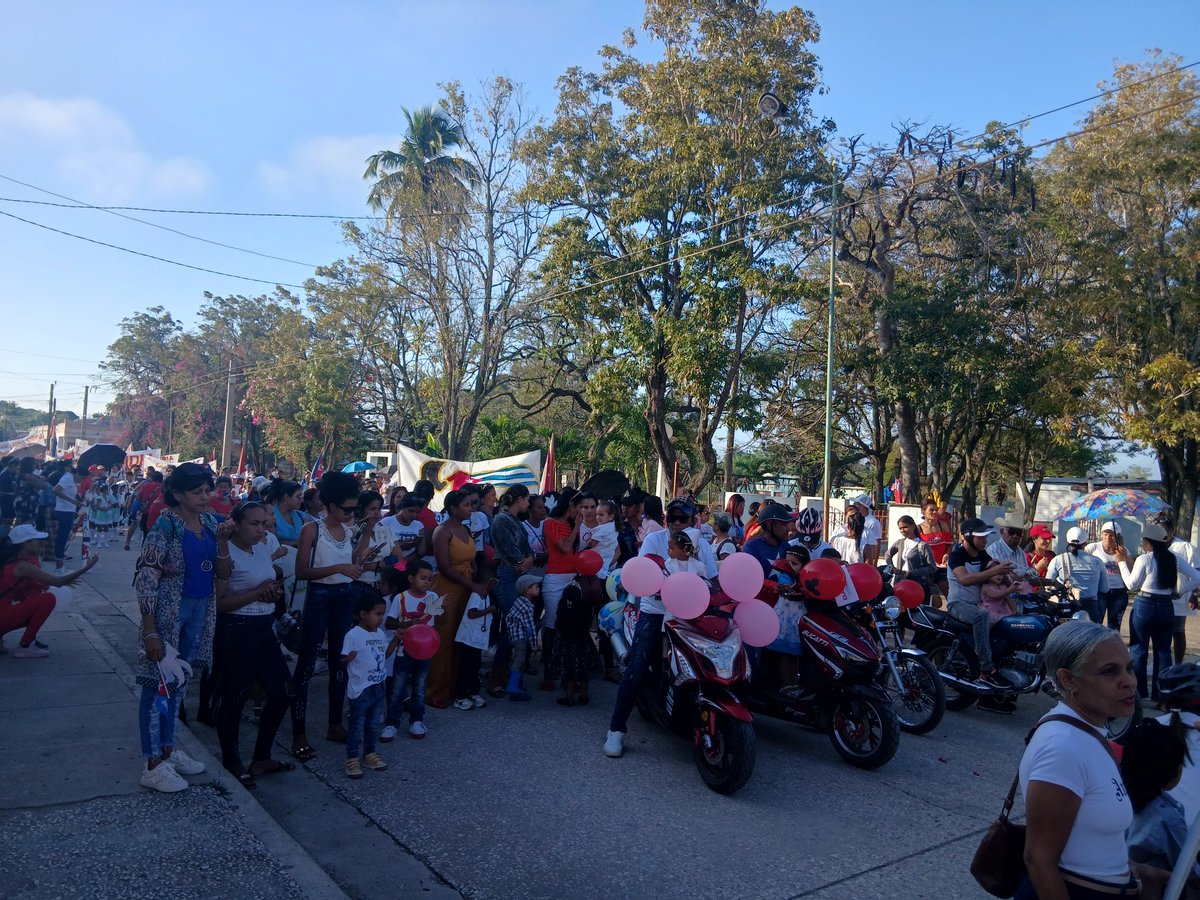 DmJobabo's tweet photo. Un engalanado desfile por el #1rodeMayo transitó por la calles de #Jobabo donde nuestro sector de Educación encabezó la primera fila y repleto de consignas gritamos juntos ¡Viva el 1ro de Mayo! ¡Viva por siempre la #RevoluciónCubana ! #CubaEstaFirme https://t.co/CLdt5t7ooT