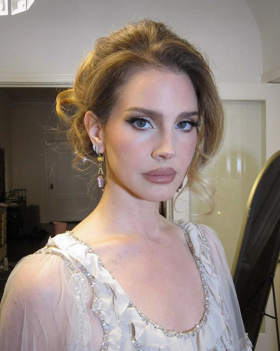 mayjaileronline's tweet photo. lana del rey is literally the older version of herself😭 https://t.co/waEQihhdky