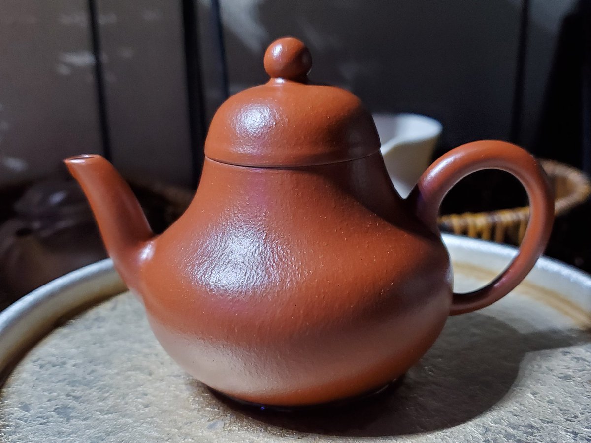 shanben209's tweet photo. 泰崗高山茶 花蜜香
( #TeaBridge )
朝イチは華やぐようなお茶を望み臨む。
筋紋皮、あるいは皺皮。
茶壺の表面が細かい皺のような
質感になっている。
思亭って器形が好きなのと、この肌理。
思い入れも一入なのだわ。 https://t.co/OlbVfpLxKt