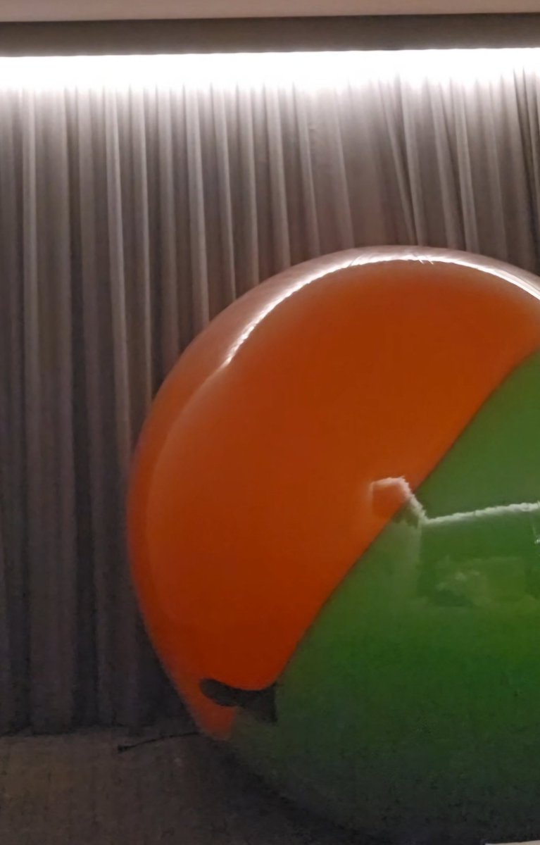 Ze_Perchance's tweet photo. 2 8ft cloudbusters decided to squish me until I couldnt move! I tried fighting back, but the balloons eventually won :/
#looner
#balloon
#inflatable
#latex https://t.co/XIWsCsPdVx