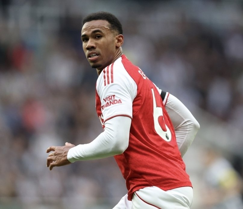 BertPhilips's tweet photo. Gabriel is alles wat er fout is met het moderne voetbal. Een geweldige atleet, kan eigenlijk alles doen wat ie maar wil. En toch kiest hij er voor om zich met alles bezig te houden behalve ... spelen. Zeuren, opnaaien, tijdrekken, defensieve schwalbes. Bah. Aftellen naar #BAYPSG https://t.co/NjqudrbCJK
