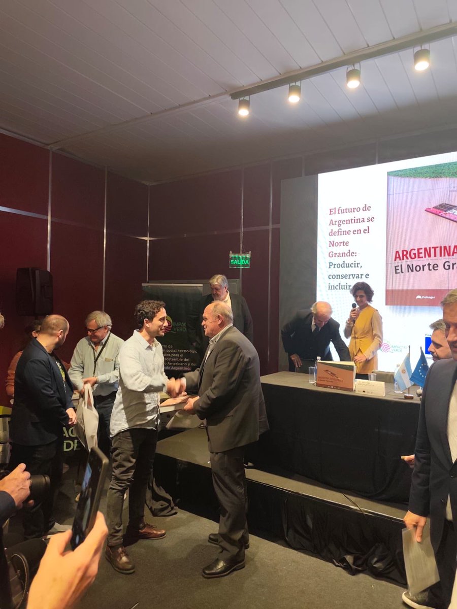 0xmdh's tweet photo. Hoy en la Feria del Libro se presentó un libro del que tuve el orgullo de ser coautor, sobre desarrollos tecnológicos para la sostenibilidad 🌱.

Gracias a @WakeUpLabs, @UEenArgentina, @proyungas @intaargentina @EstefaSanchezC impulsar esta agenda clave.

Un lujo compartir el espacio con referentes del sector público y privado.