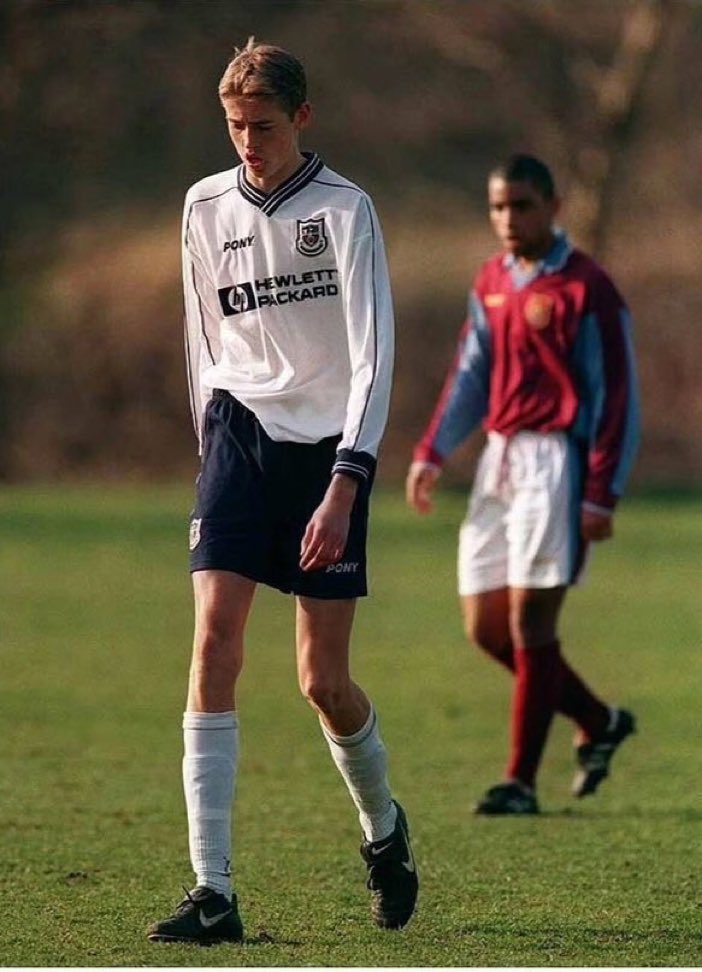 CuriosidadesPRL's tweet photo. Peter Crouch na base do Tottenham em 1998. https://t.co/ZcPs1G24P9