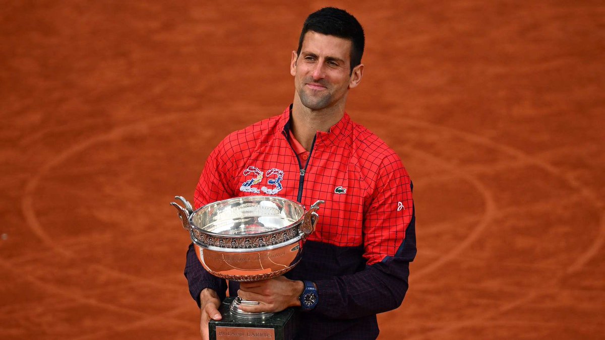 Qué corta es la memoria de la gente con Djokovic.

Nole ha ganado 3 Roland Garros en plena época de Nadal, lo cual no es fácil.

Ha derrotado dos veces a Rafa en París, el ÚNICO en la historia en hacerlo.

Si no fuese por Nadal, habría ganado 4-5 más, mínimo.

Que diga
