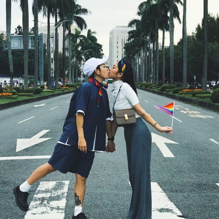 Precisamos falar sobre a família do Rui do XLOV ser a mais icônica do Kpop.

– A mãe dela é dançarina e líder de um grupo de dança e o pai era professor universitário 
– A irmã é lésbica assumida e famosa na internet porque participou de uma série de TV
– Os dois (Rui e a irmã)
