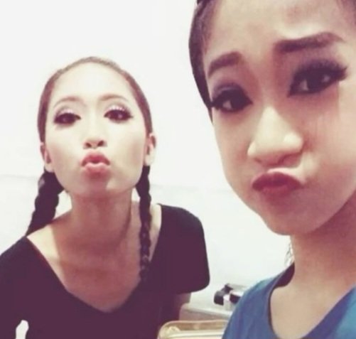 npomvtt's tweet photo. Precisamos falar sobre a família do Rui do XLOV ser a mais icônica do Kpop.

– A mãe dela é dançarina e líder de um grupo de dança e o pai era professor universitário 
– A irmã é lésbica assumida e famosa na internet porque participou de uma série de TV
– Os dois (Rui e a irmã) tinham um grupo de dança cover de grupos femininos de Kpop e viviam maquiados e fazendo live juntos 
– Os pais apoiam todos os projetos das duas e sempre incentivaram os seus sonhos