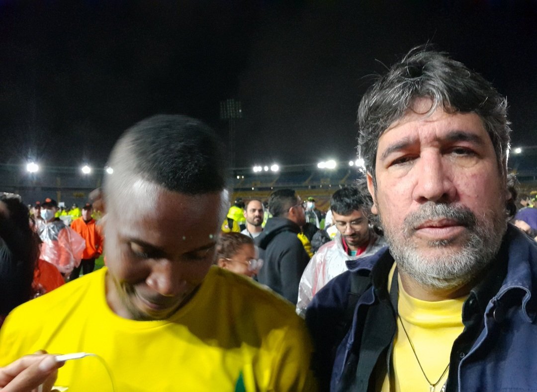 PipeZarruk's tweet photo. Capitán @yefersonmena19: Gracias por la amistad,el título, el levantar una copa soñada; ahí en esa copa estaban las lágrimas de un pueblo.Esta foto del 15-06-24 en la enpantanada cancha del Campín no se borrará jamás.  Señorazo, gran jugador y estupendo ser humano,siempre eterno. https://t.co/FrYAUCAaX6