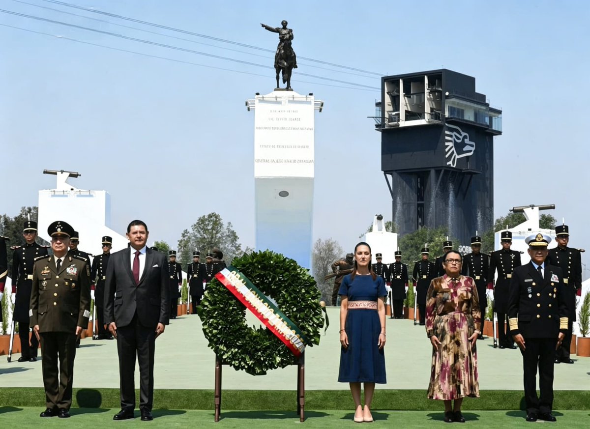 JLG_PARRA's tweet photo. ¡Viva Puebla y viva México! 🇲🇽

En el 164 aniversario de la Batalla de #Puebla, tuve el honor de acompañar a la presidenta @Claudiashein y al gobernador @armentapuebla_ en el tradicional Desfile Cívico-Militar #5DeMayo.🪖

Este desfile reúne a estudiantes, docentes y fuerzas armadas como símbolo de unidad, reflejando los valores de esfuerzo, lealtad y orgullo que siguen dando rumbo a México. 🥁

#PorAmorAPuebla
#PensarEnGrande