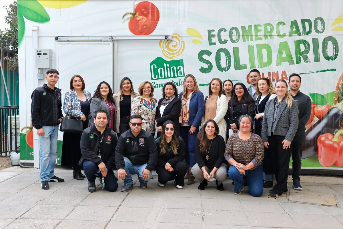 MuniColina's tweet photo. En el marco del programa de cooperación entre Chile y Paraguay, el municipio de Colina compartió la experiencia del Ecomercado Solidario, un modelo que hoy se posiciona como uno de los más destacados del país.

En este contexto, se recibió la visita de la delegación del Ministerio de Desarrollo Social de Paraguay, quienes conocieron en terreno el trabajo que se ha impulsado con compromiso y vocación social en beneficio de las familias de la comuna.

Asimismo, se destaca la labor del equipo del Ecomercado Solidario, cuyo trabajo diario refleja que, con gestión eficiente y sentido social, es posible generar soluciones concretas y sostenibles.

De esta manera, Colina continúa avanzando y consolidándose como un referente, permitiendo que otras naciones observen y se inspiren en este modelo solidario.

#ColinaSomosTodos
@AGCICHILE