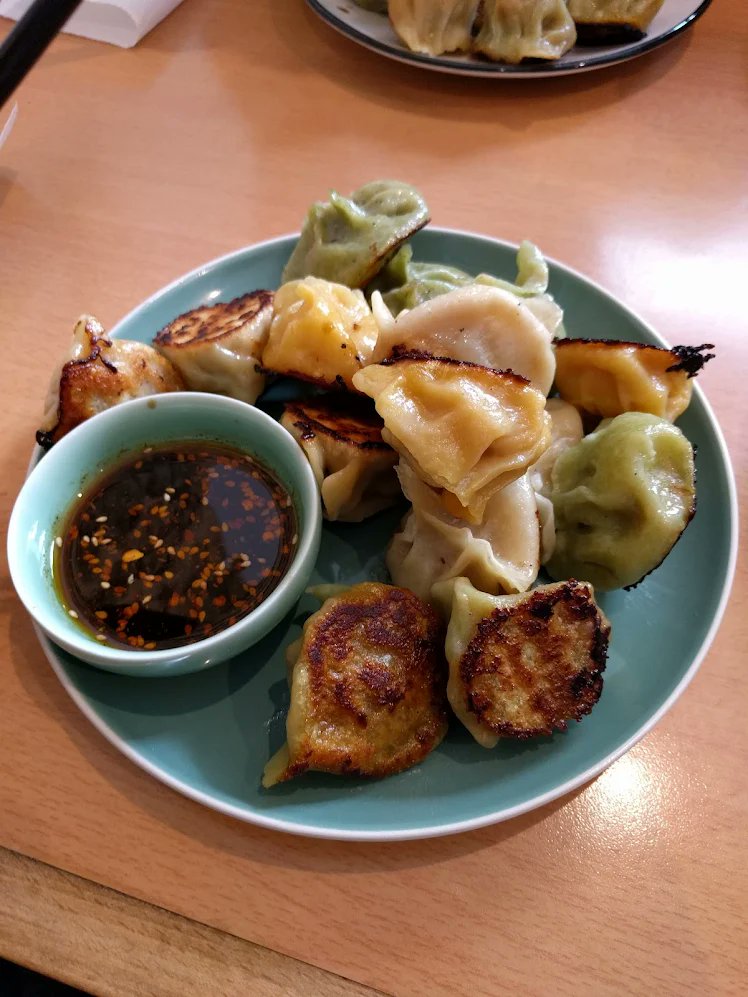 ___sucette's tweet photo. Un petit restaurant spécialisé dans les raviolis chinois parmi les meilleurs que tu puisses goûter.Tout est préparé sur place avec un vrai savoir-faire. Ce n’est pas juste un restaurant chinois c une immersion une expérience authentique qui te fait voyager🤤 https://t.co/fOnakLJFS9