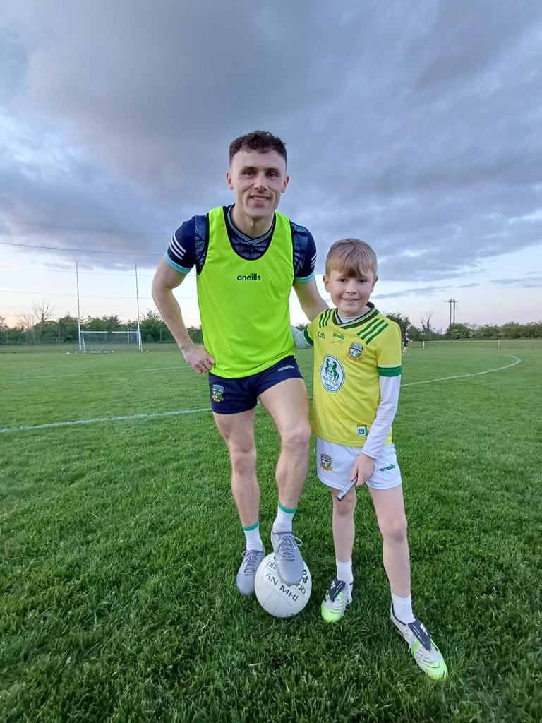 Marcus29MM's tweet photo. Great to welcome the Meath Seniors to Grangegodden this evening @GaeilColmcille. A wonderful night for all the children and a great buzz around ,ahead of the big Qualifier v Cork in 3 weeks. The pitch in pristine condition  @MeathGAA https://t.co/nESM6lWCkw