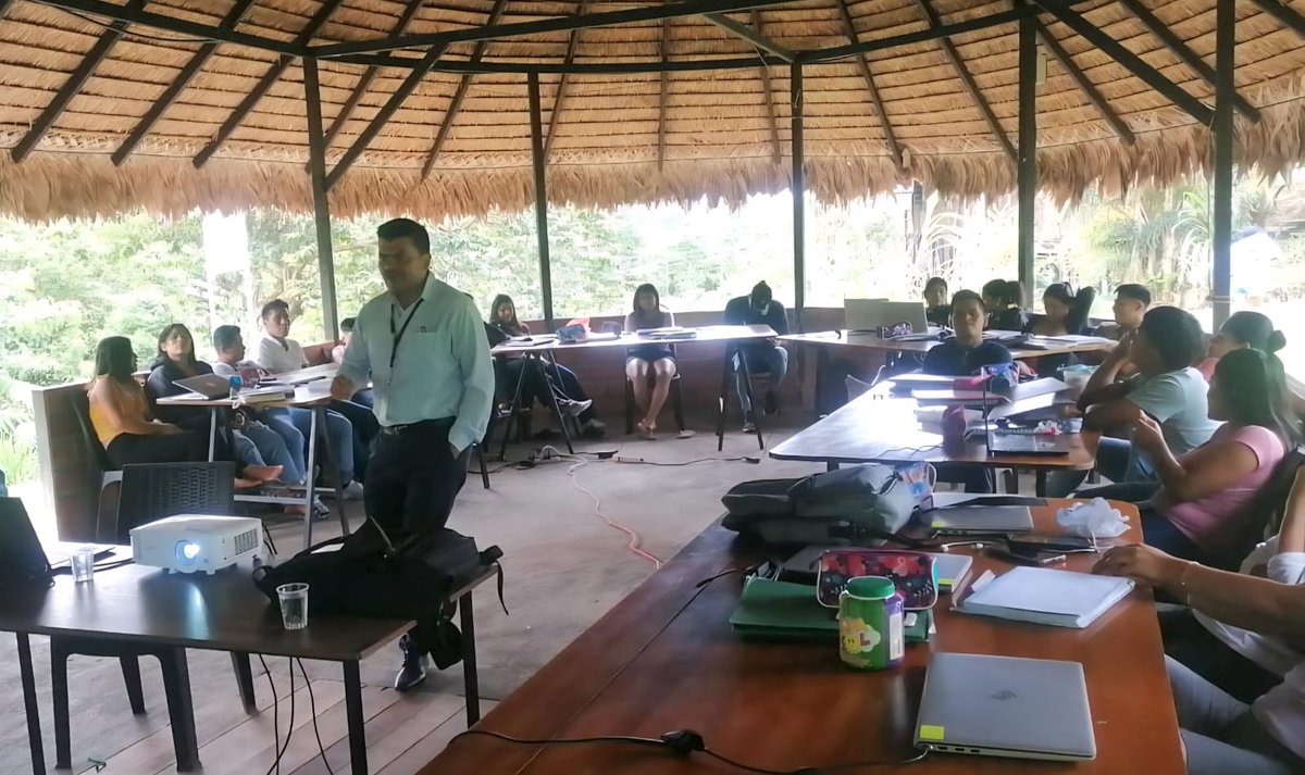 SRIoficialEc's tweet photo. #SRIzonal3

Capacitamos a varios estudiantes de la Escuela Viva de la Amazonía, en la Comunidad Unión Base, sobre deberes formales.

Juntos, impulsamos una cultura tributaria responsable para el desarrollo del país. https://t.co/vVof776prH