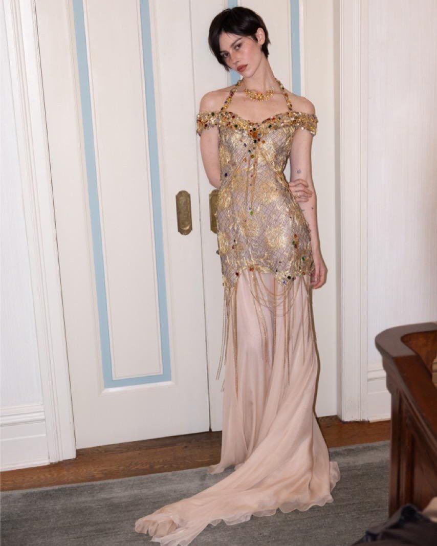 PopCrave's tweet photo. Gracie Abrams wore Chanel at the #MetGala inspired by Gustav Klimt’s ‘Portrait of Adele Bloch-Bauer I.’ https://t.co/ULjGLD2DfO