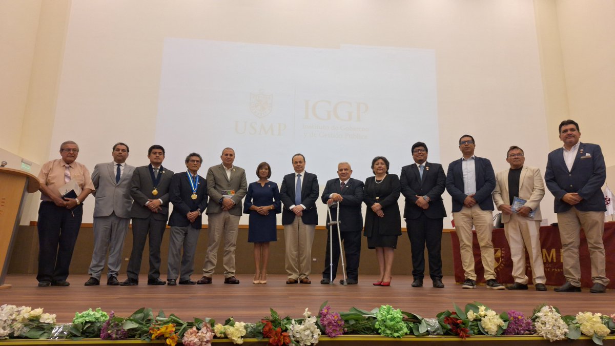 USMP_oficial's tweet photo. El Dr. Luis Carranza Ugarte, Director del IGGP de la #USMP, presentó su libro “El Perú sí tiene futuro. Cómo recuperar la brújula” en la Filial Norte, Chiclayo. 

El evento reunió a autoridades, empresarios y la academia para dialogar sobre el desarrollo desde las regiones. 📚🇵🇪 https://t.co/2ahpYCwvRy