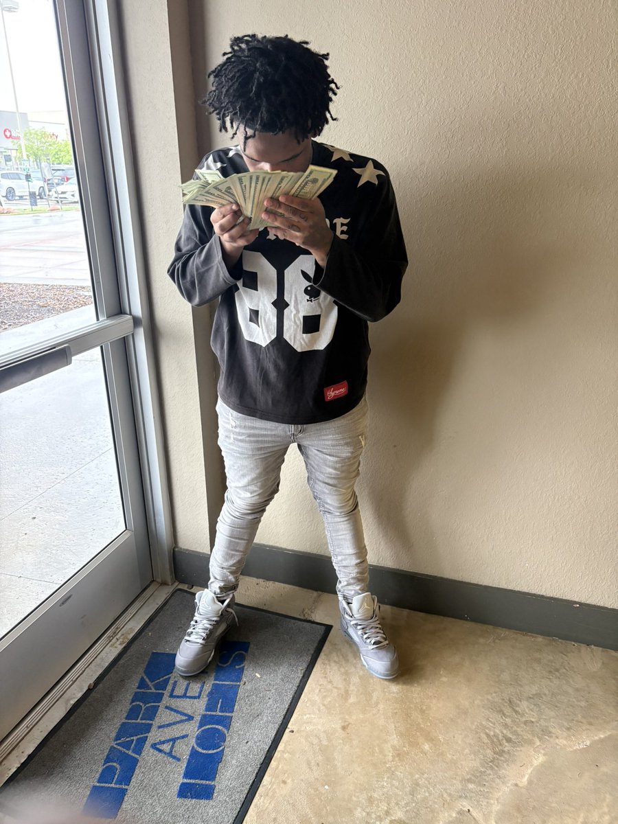 1Kaihavin's tweet photo. ina trap i’m sellin pzzz im gettin off jus like im gotti.. put some 🧀 up on ya head my youngans spin ksoo n scottie! 🌪️ my youngan 16 ain fucked up bout school he wanna body.. i been dropped asf these hoes was on me b4 i was poppin hbd to me https://t.co/VbLQIS9Q8y