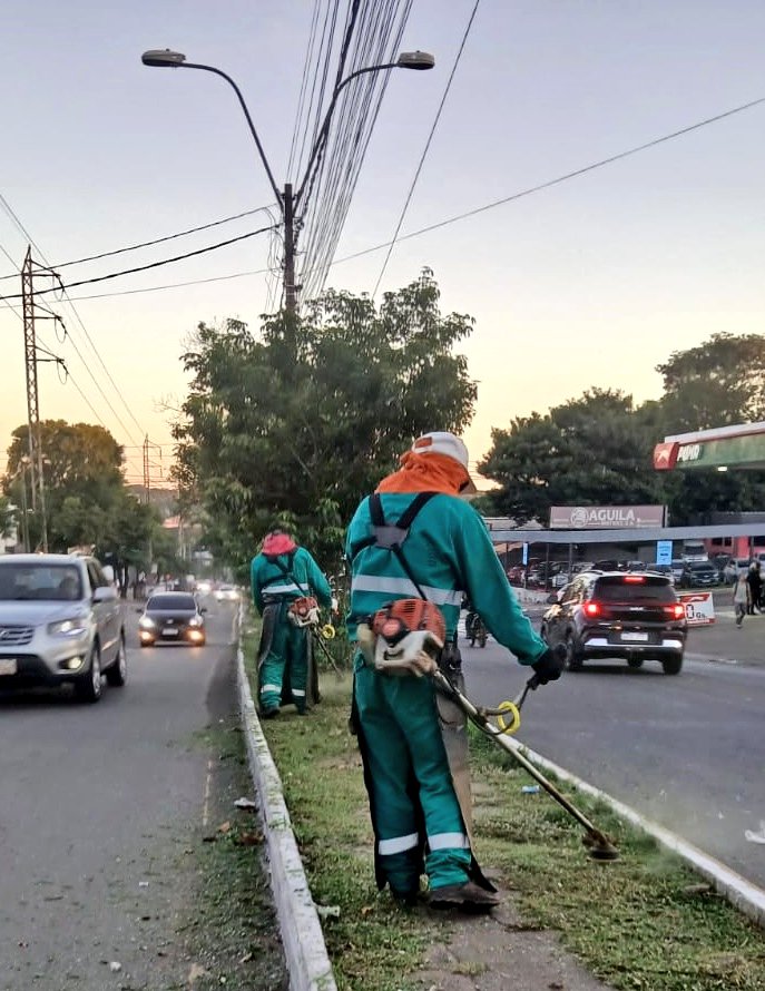 ✅ Labores de limpieza y desmalezado, en la extensión de una de las principales vías de ingreso a la ciudad 🏙️ 

🧹🚮 Avda. Fernando de la Mora 🛣️
#GestionarEsServir