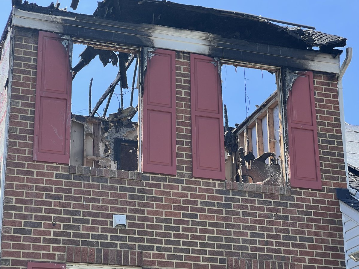 TimReidReporter's tweet photo. BOWIE MAN HURT IN HOUSE FIRE: Just after 8 am Tuesday firefighters responded to Winding Brook Court where a 68 year old man was trapped. He was rescued before the roof collapsed.  He’s in critical condition at the hospital, 3 firefighters were treated for minor burns @DCNewsNow https://t.co/GlH6xpClDX