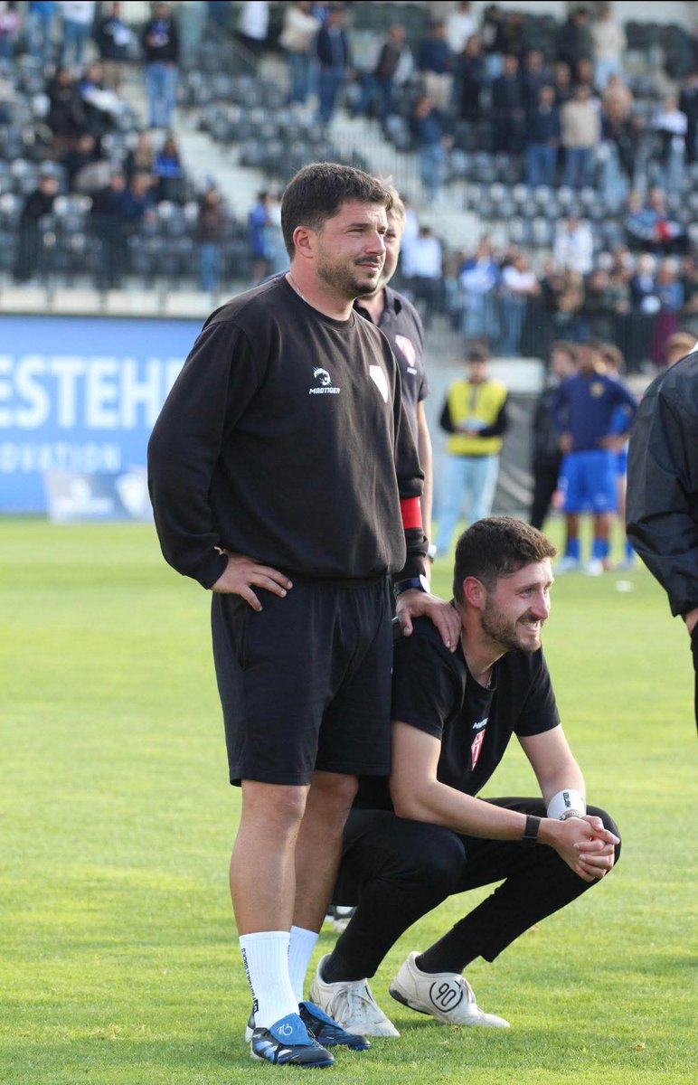 Santos da casa fazem milagres! 🙌

A 8 jogos do fim, o Marco estava numa situação complicada na luta pela manutenção.

Dois jovens da terra assumiram o comando da equipa.

Rafael Sousa - 30 anos - Treinador Principal
Rui Diogo - 31 anos - Treinador Adjunto ⬇️
