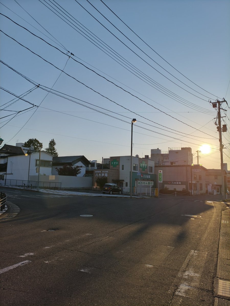 おはようございます🕖️

GW最終日…鍛治町付近まで朝散歩…昨日より暖かい体感🤔

眼科医平松先生動画…散歩は白内障進行抑制に効果有の研究結果❗
歩くことで全身の血流が改善し、目のレンズ（水晶体）に栄養を届け、老廃物を排出する「房水」の循環が促されるということ！

本日もやんべに運動😊